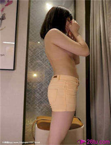 《女子高生の腰つき未增删带翻译-双乳被一左一右的吸着》